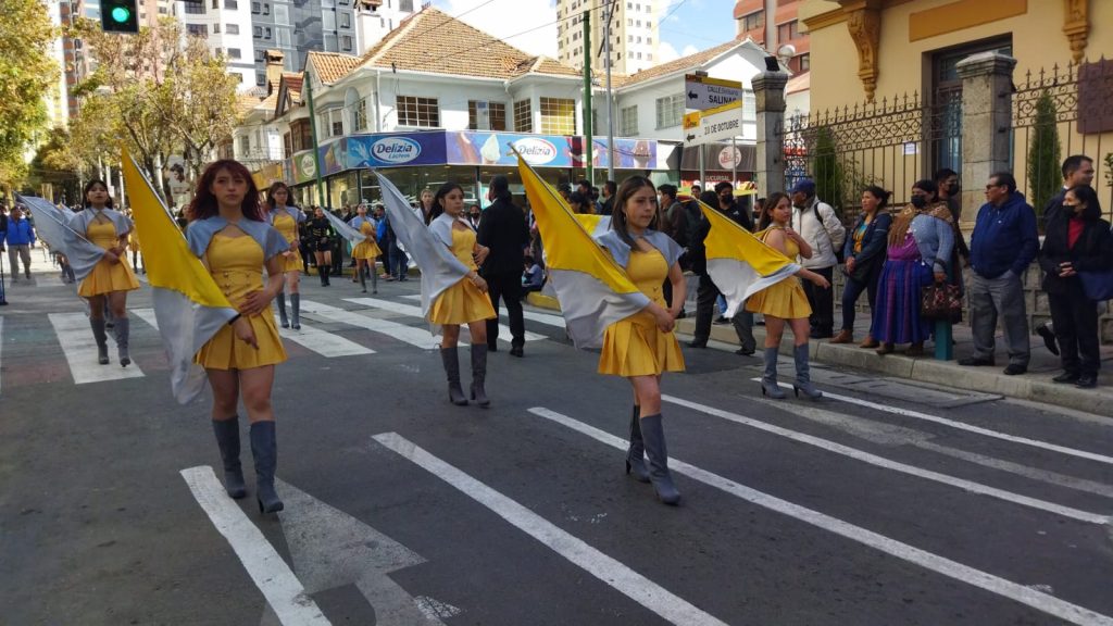 Los desfiles escolares por la revolución paceña comienzan en Cotahuma