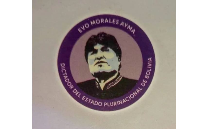 En folder de AASANA se lee “Dictador del Estado Plurinacional de Bolivia” junto a imagen de Evo
