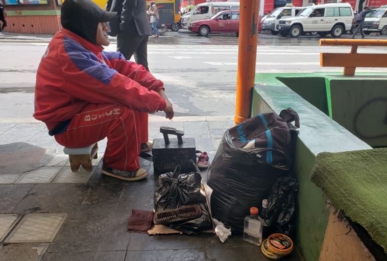 Vendedores ambulantes, los trabajadores que no descansan ni en su día