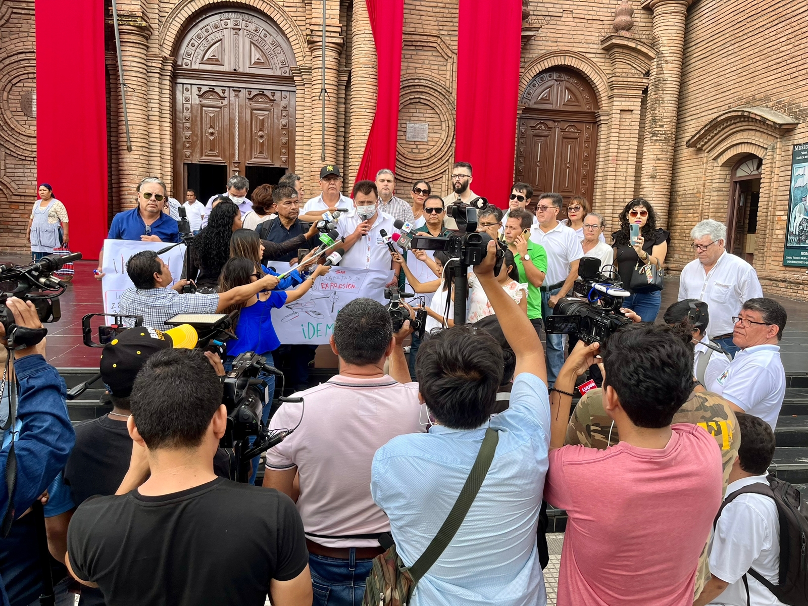 Plantón de periodistas se realizó de manera simultánea en todas las capitales del país