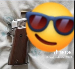 Arrestan a “tiktoker” por ostentar dinero, armas y vehículos