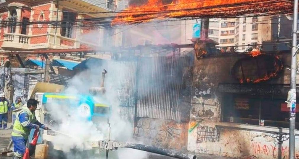 Falla de un equipo de construcción causó un incendio en una tienda de comida rápida