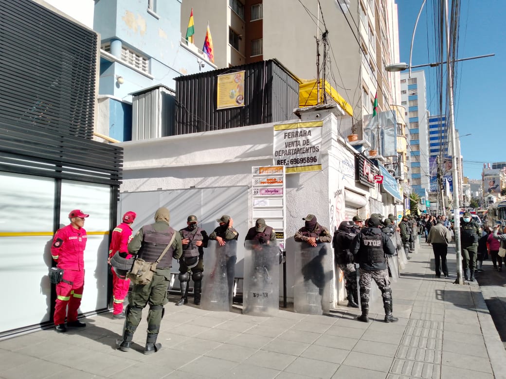 Carvajal pasó su primera noche en la terraza de la APDHB, todavía no tiene acceso a un baño