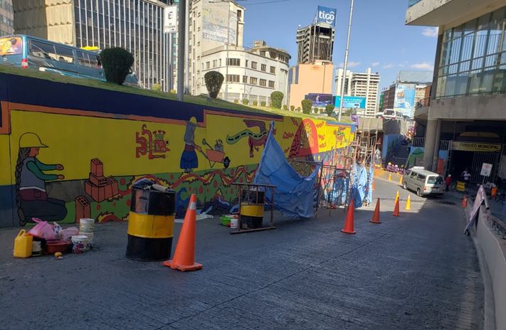 Mujeres constructoras pintan murales en demanda de igualdad de derechos laborales