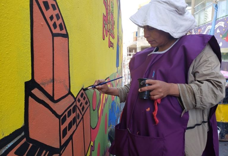 Mujeres constructoras pintan murales en demanda de igualdad de derechos laborales