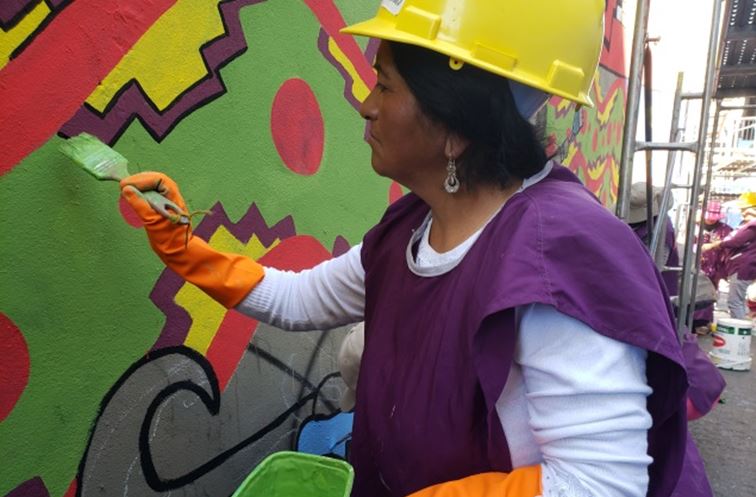 Mujeres constructoras pintan murales en demanda de igualdad de derechos laborales