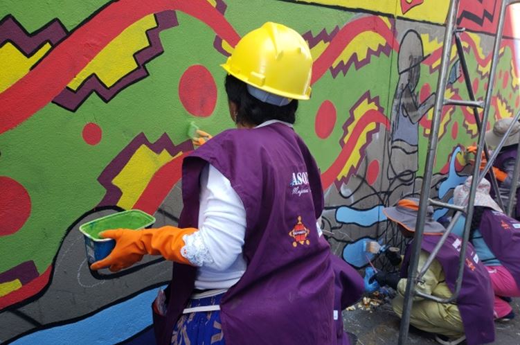 Mujeres constructoras pintan murales en demanda de igualdad de derechos laborales