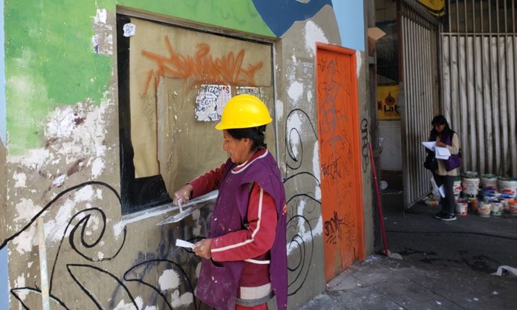 Mujeres constructoras pintan murales en demanda de igualdad de derechos laborales