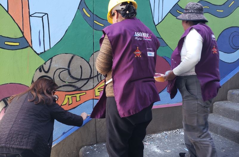 Mujeres constructoras pintan murales en demanda de igualdad de derechos laborales