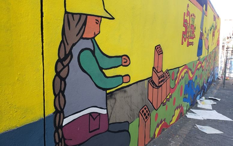 Mujeres constructoras pintan murales en demanda de igualdad de derechos laborales