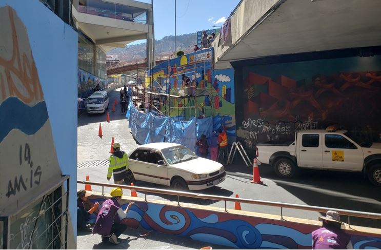 Mujeres constructoras pintan murales en demanda de igualdad de derechos laborales