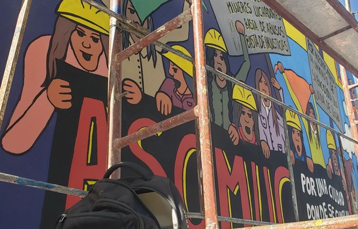 Mujeres constructoras pintan murales en demanda de igualdad de derechos laborales