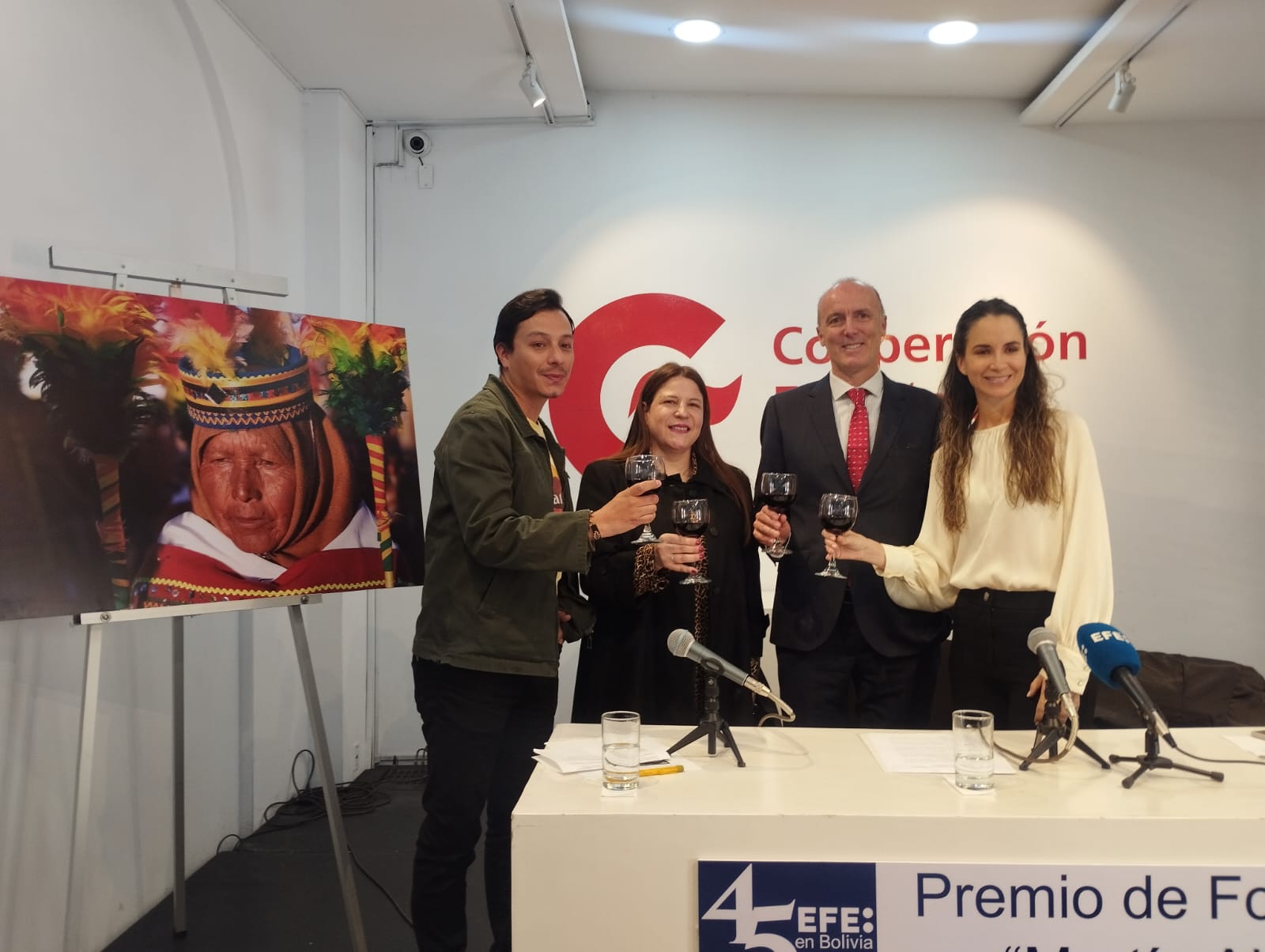 EFE celebra 45 años en Bolivia y presenta al ganador de su concurso de fotografía “Martín Alipaz”