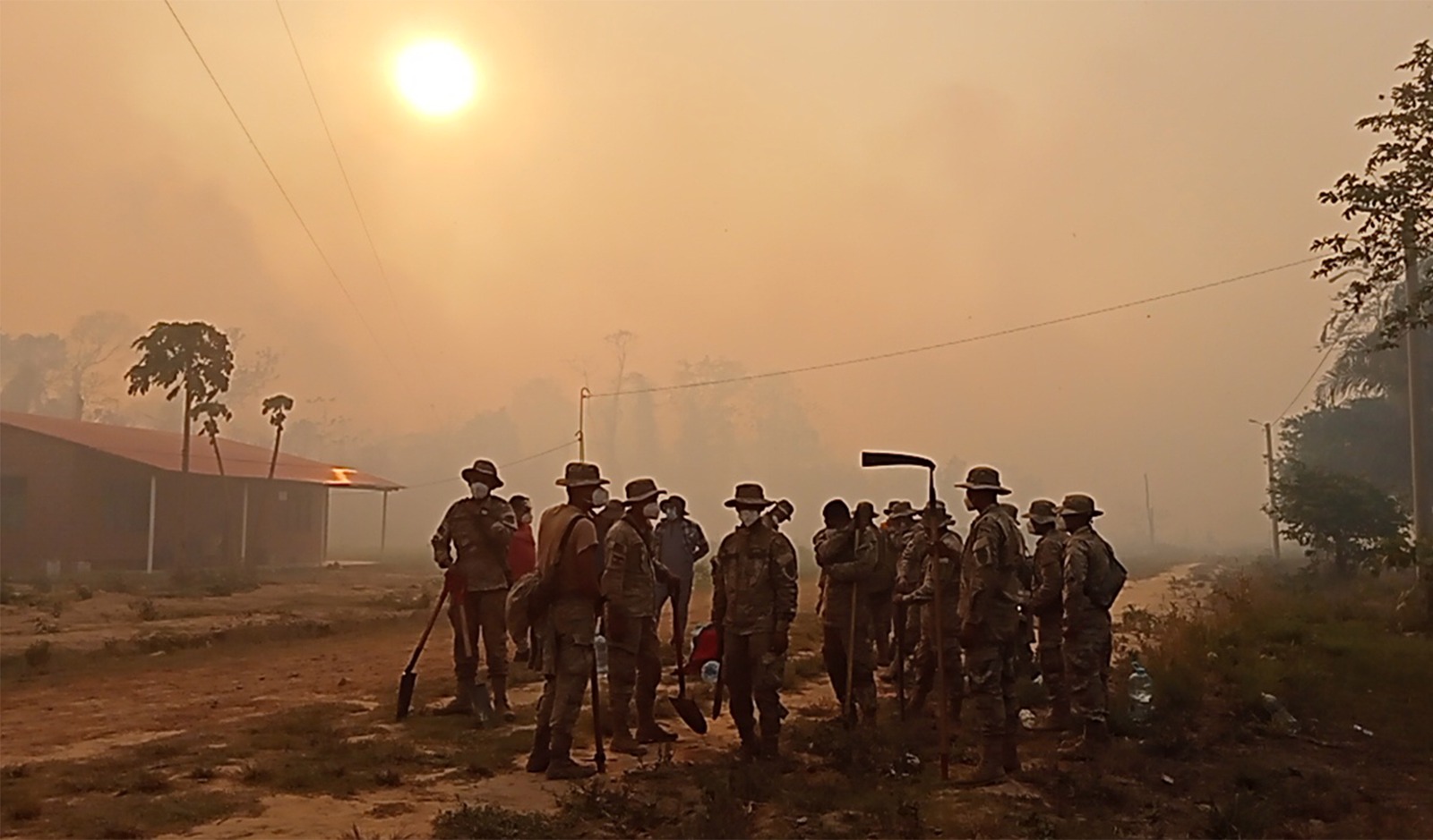 El fuego se intensifica en comunidades de Rurrenabaque, voluntarios resultan afectados por el humo