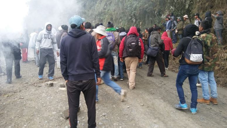 En quinto día de bloqueo de carretera a los Yungas, reportan 2 heridos y 4 detenidos; DDHH clama diálogo