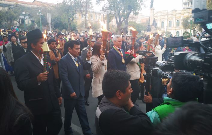 Evo no asistió al desfile de teas y se escuchó el “Bolivia dijo no” en el recorrido