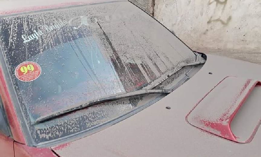 Ceniza del volcán Ubinas de Perú cubre pastizales, agua y afecta al ganado en poblaciones fronterizas de Bolivia