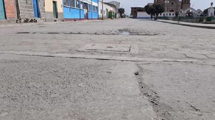 Ceniza del volcán Ubinas de Perú cubre pastizales, agua y afecta al ganado en poblaciones fronterizas de Bolivia