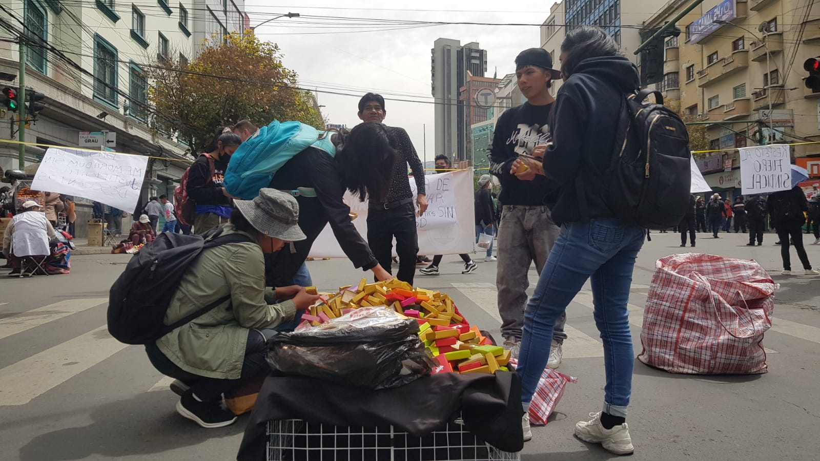 En medio de bloqueos, gremiales encuentran una oportunidad y ocupan vías del centro paceño