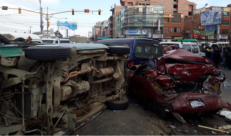 Un tracto camión embistió contra diez vehículos y dejó más de una veintena de heridos