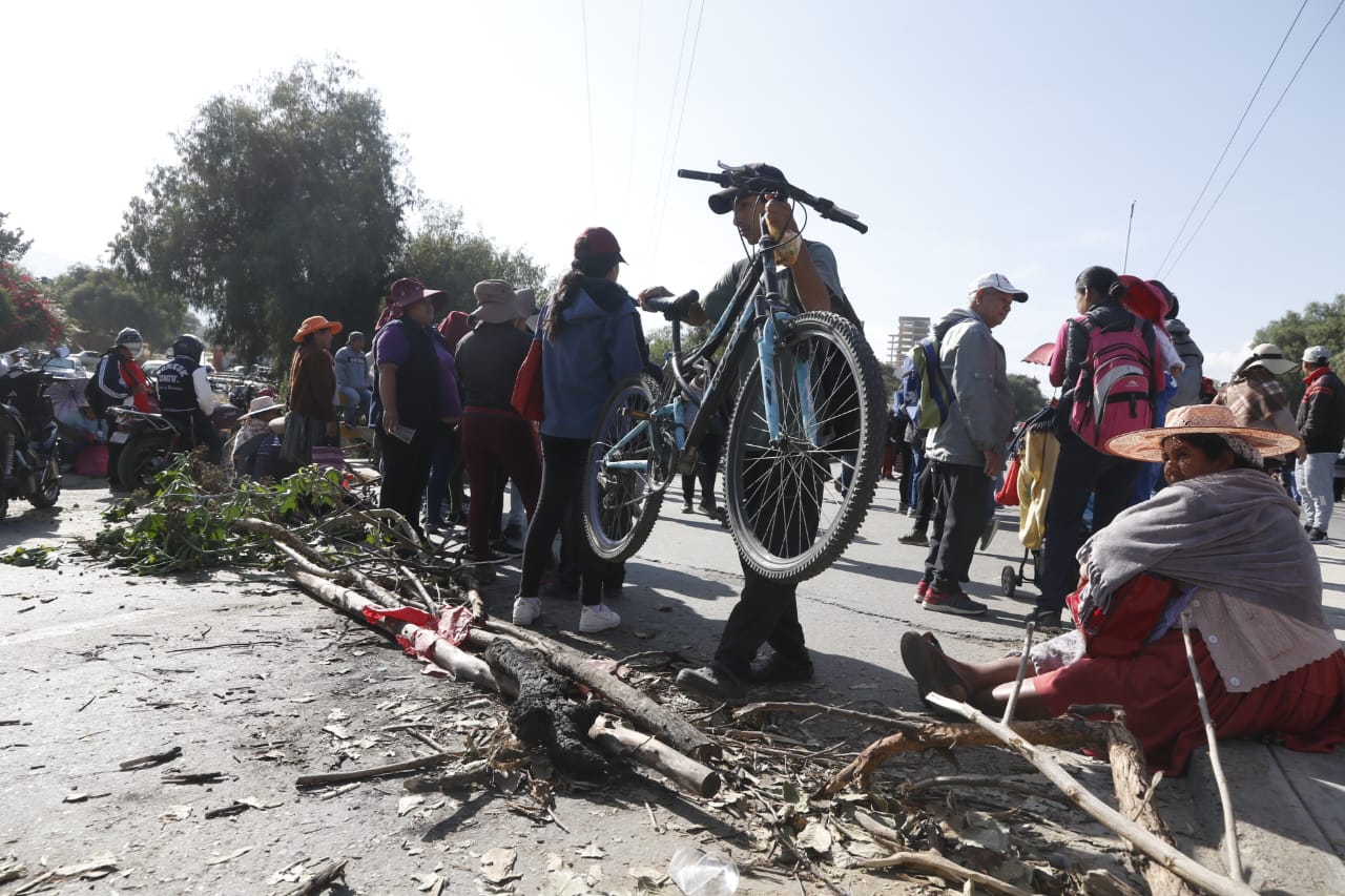 Juntas escolares de Sacaba bloquean carretera que conecta Cochabamba con Santa Cruz