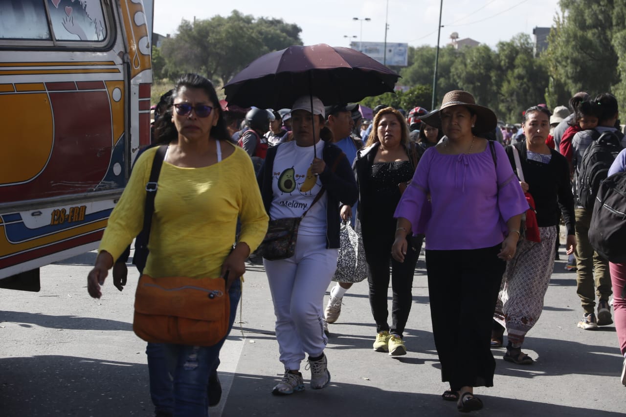 Juntas escolares de Sacaba bloquean carretera que conecta Cochabamba con Santa Cruz