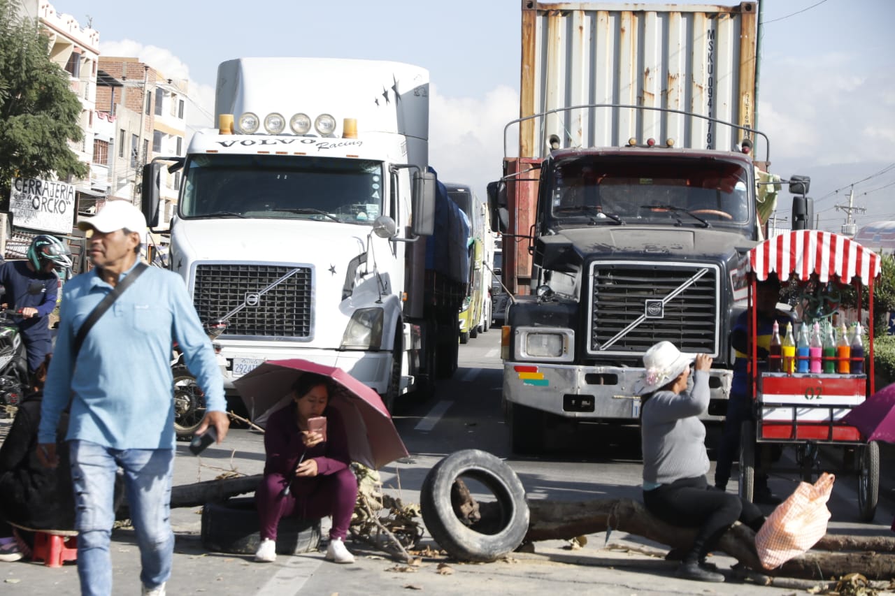 Juntas escolares de Sacaba bloquean carretera que conecta Cochabamba con Santa Cruz