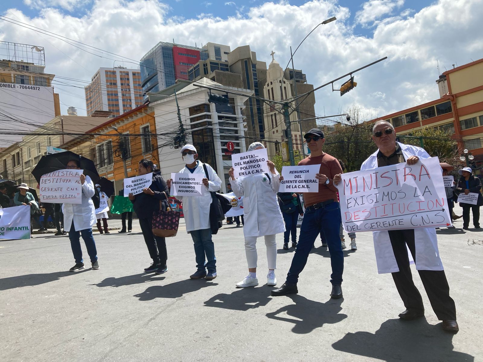 Dos protestas hacen colapsar, nuevamente, el tráfico en el centro de La Paz 