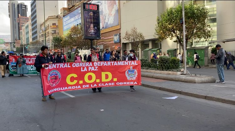 Dos protestas hacen colapsar, nuevamente, el tráfico en el centro de La Paz 