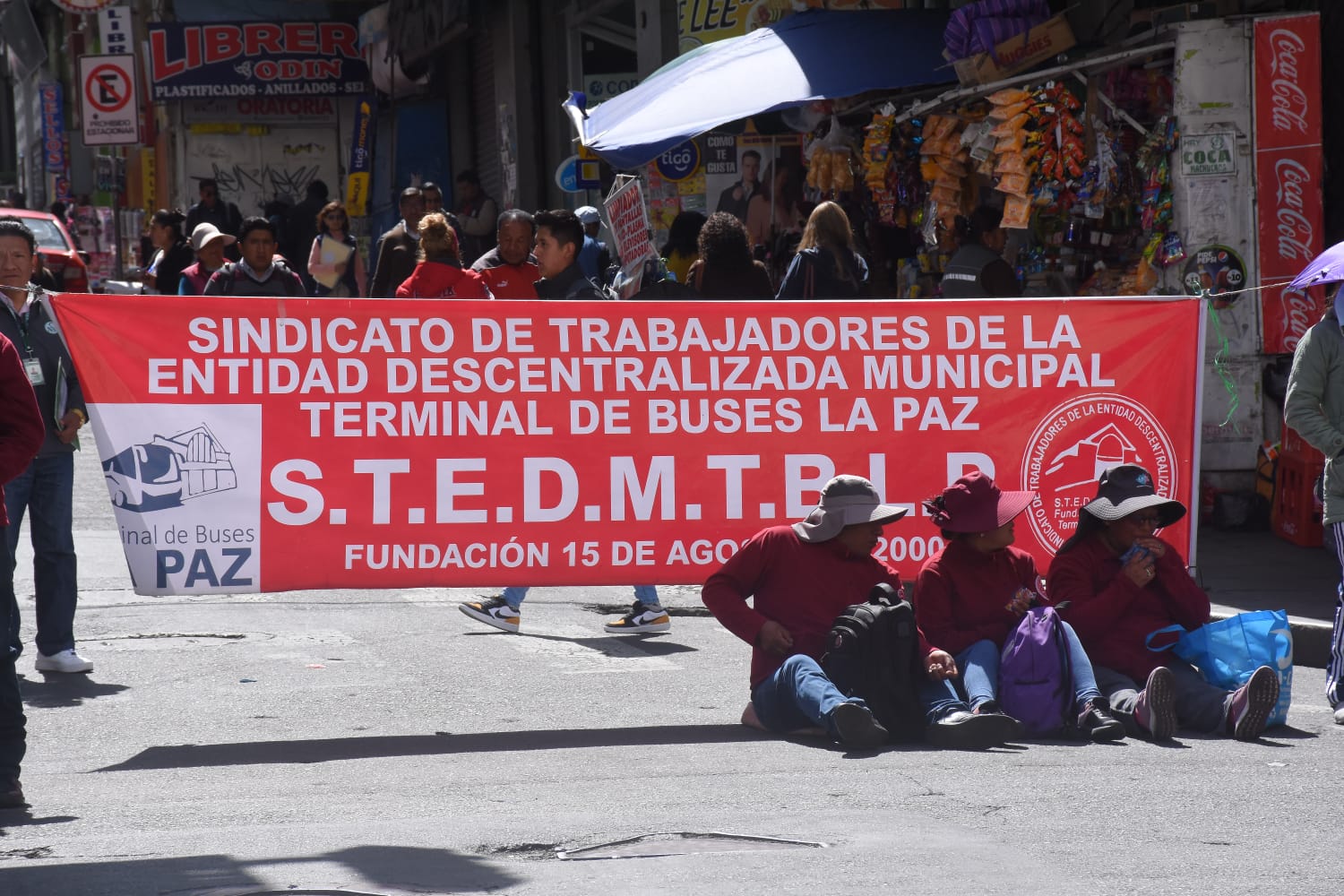 Dos protestas hacen colapsar, nuevamente, el tráfico en el centro de La Paz 