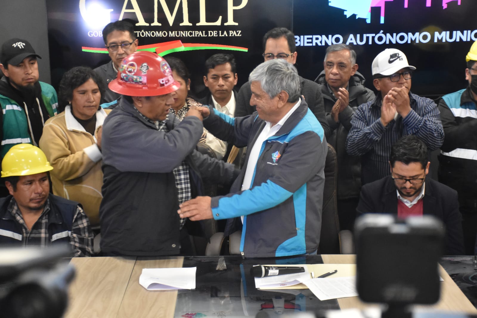 Tras 5 días de movilización, Alcalde, trabajadores municipales y COD firman acuerdo que levanta medidas de presión