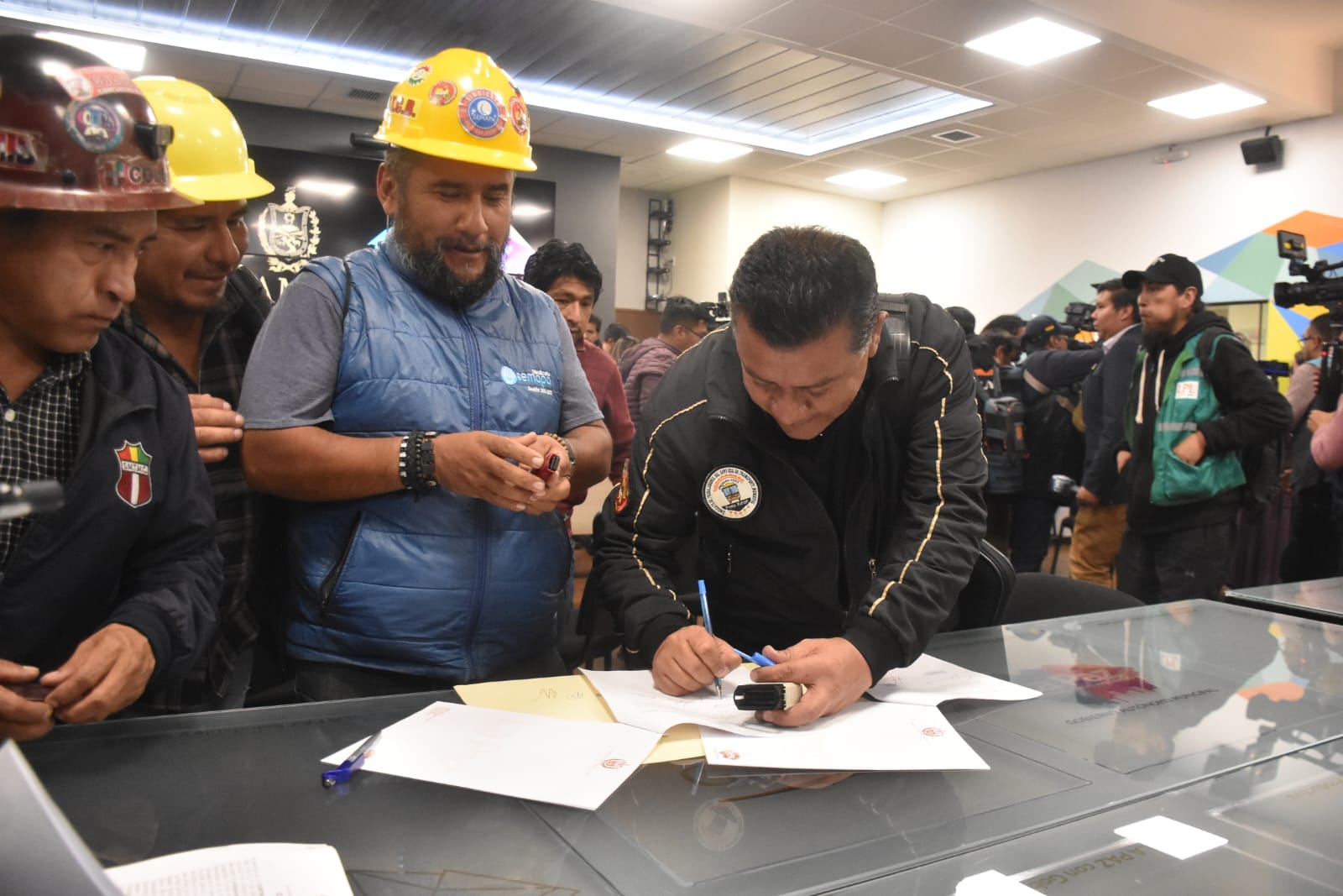 Tras 5 días de movilización, Alcalde, trabajadores municipales y COD firman acuerdo que levanta medidas de presión