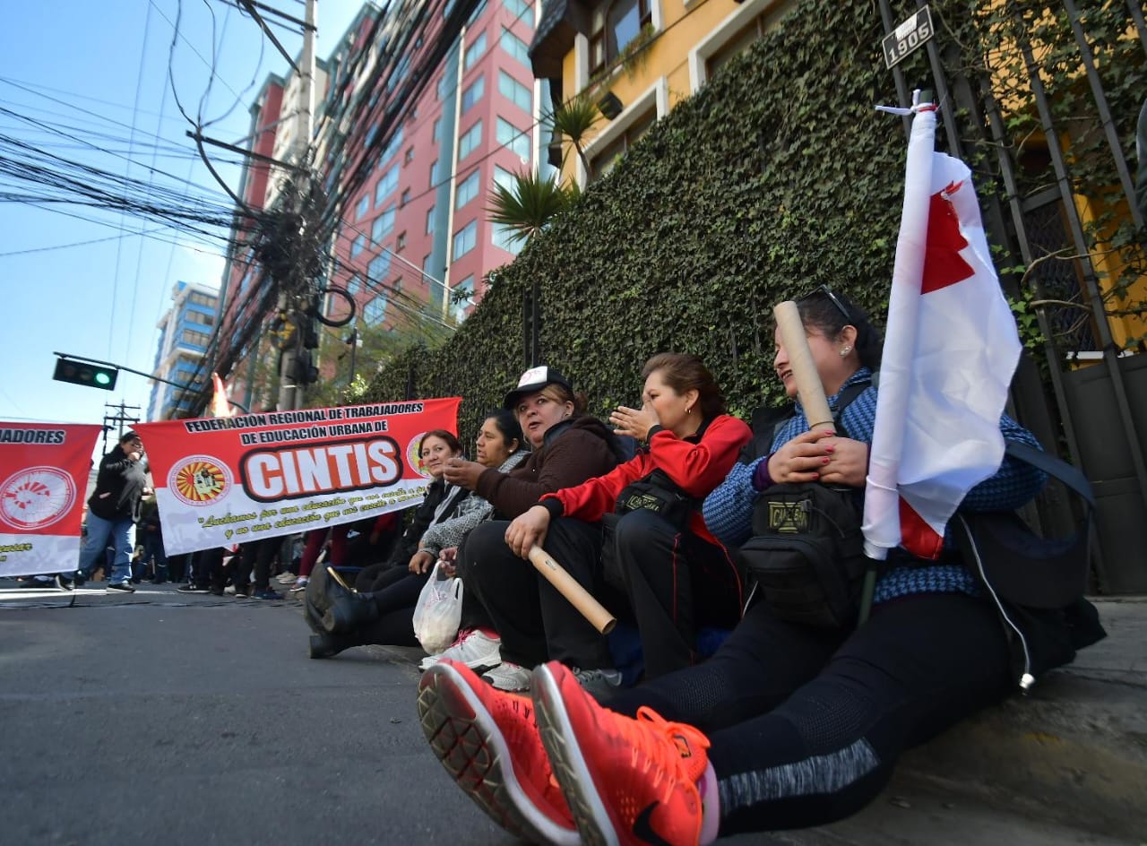 Maestros mantienen protestas mientras  esperan la reunión con el Ministro de Educación