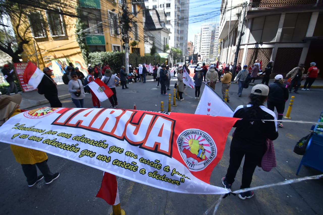 Maestros mantienen protestas mientras  esperan la reunión con el Ministro de Educación