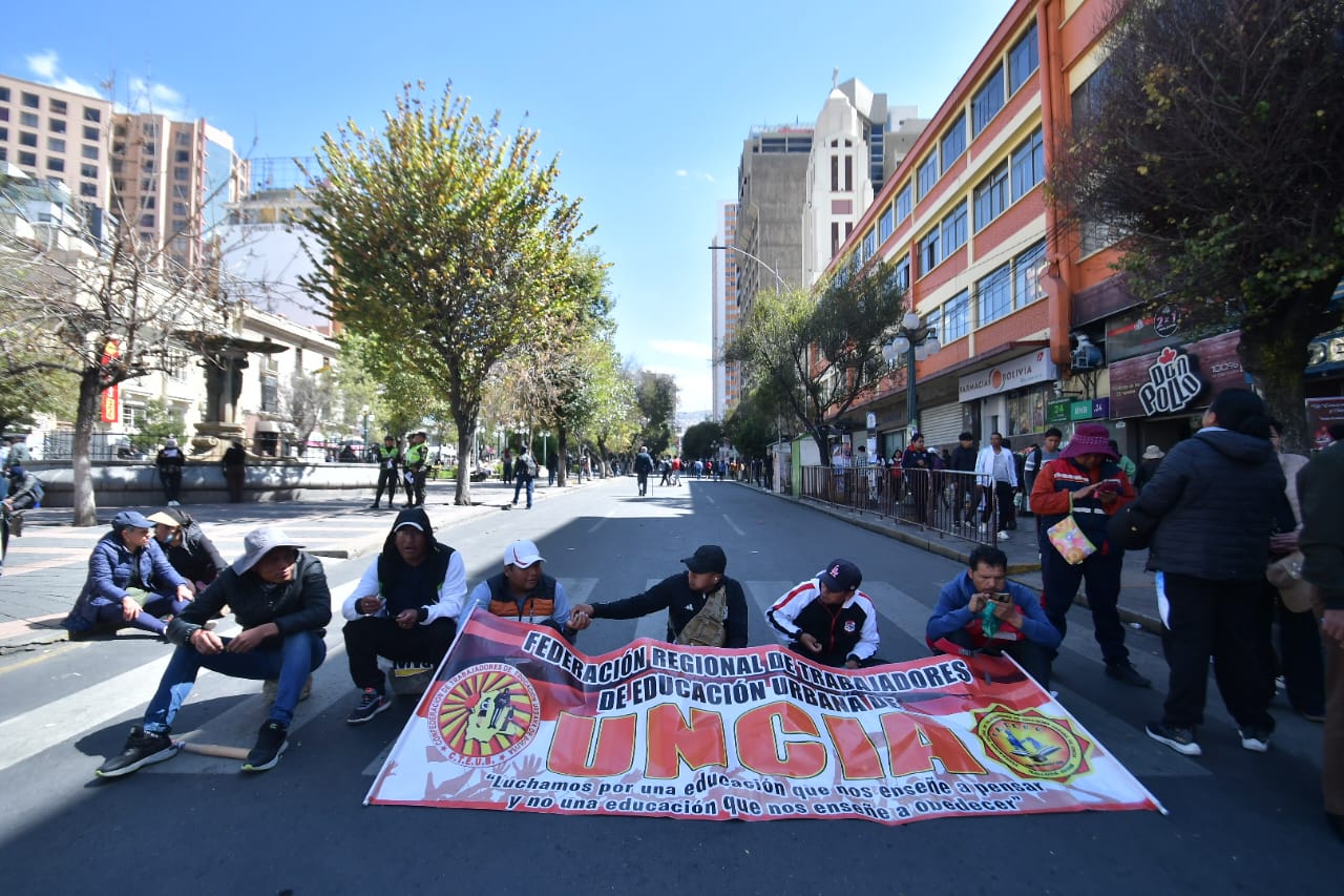 Maestros mantienen protestas mientras  esperan la reunión con el Ministro de Educación