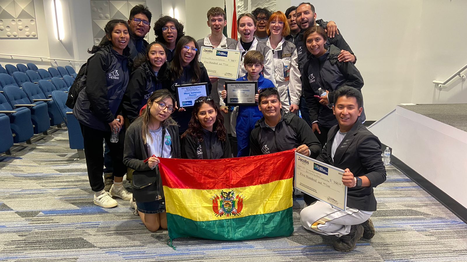 Equipo de estudiantes de la UCB gana un premio en competencia internacional de la NASA