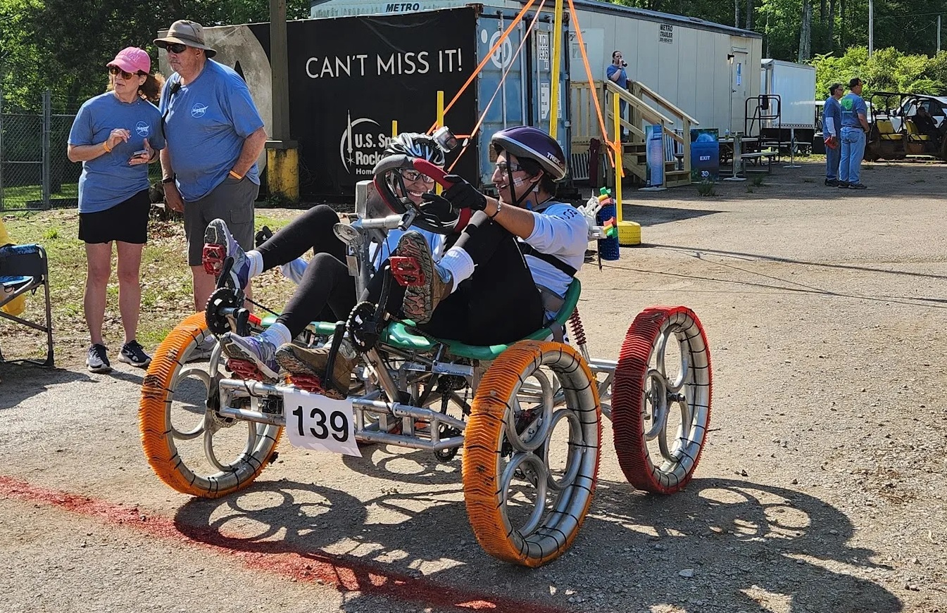 Equipo de estudiantes de la UCB gana un premio en competencia internacional de la NASA