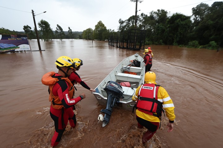 Porto Alegre: 57 muertes y devastación, el desolador panorama que dejan los temporales en sur de Brasil