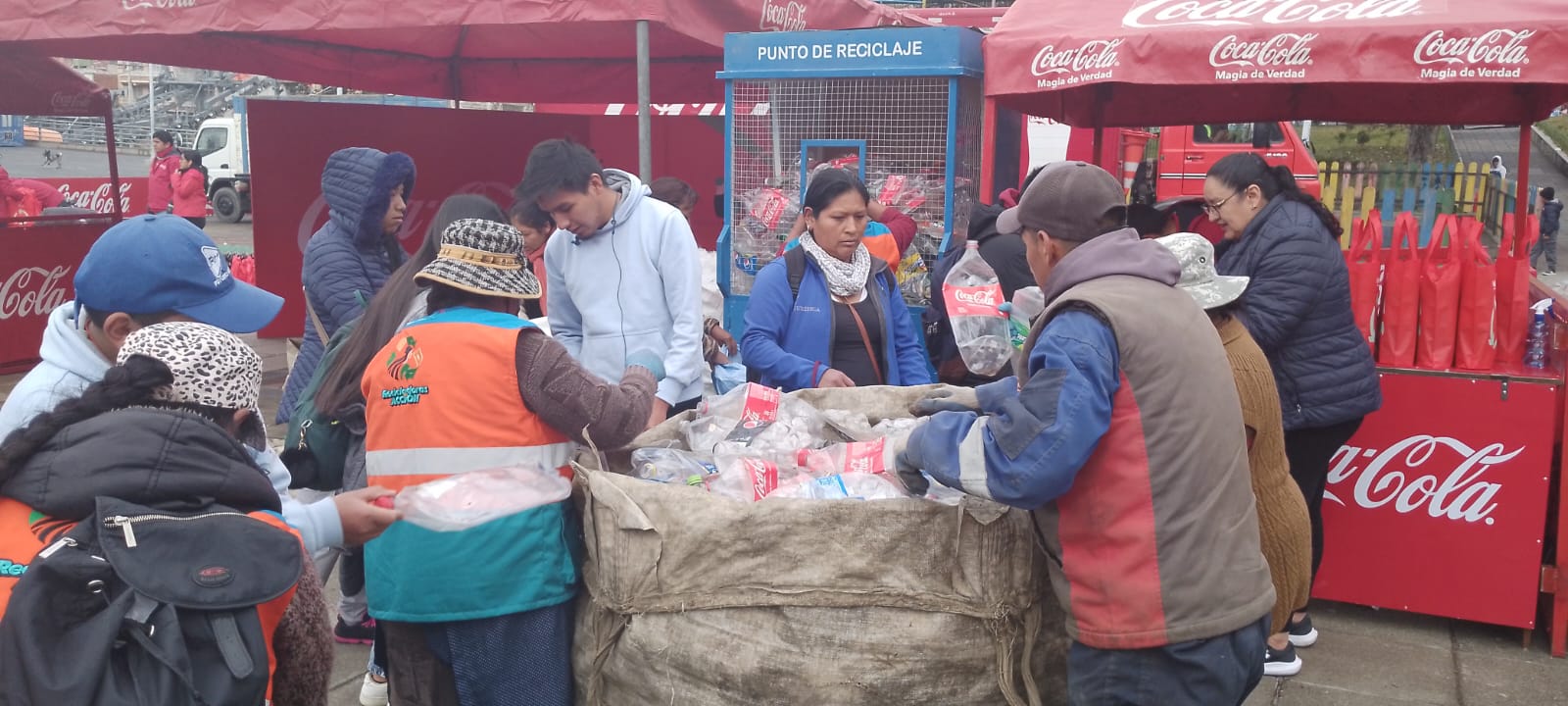 En el Día Mundial del Reciclaje, Fundación Coca-Cola de Bolivia intercambia botellas plásticas por retornables de vidrio