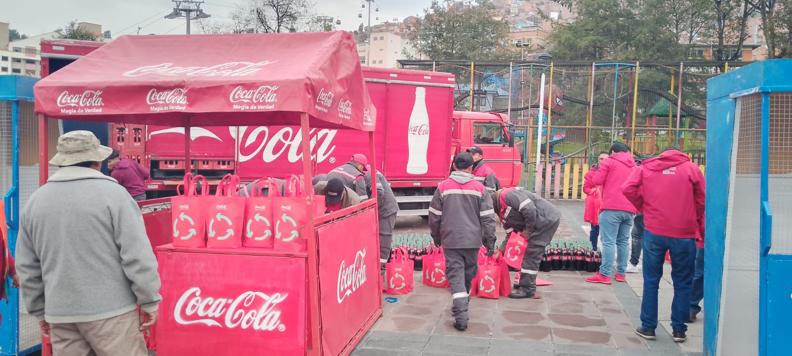 En el Día Mundial del Reciclaje, Fundación Coca-Cola de Bolivia intercambia botellas plásticas por retornables de vidrio