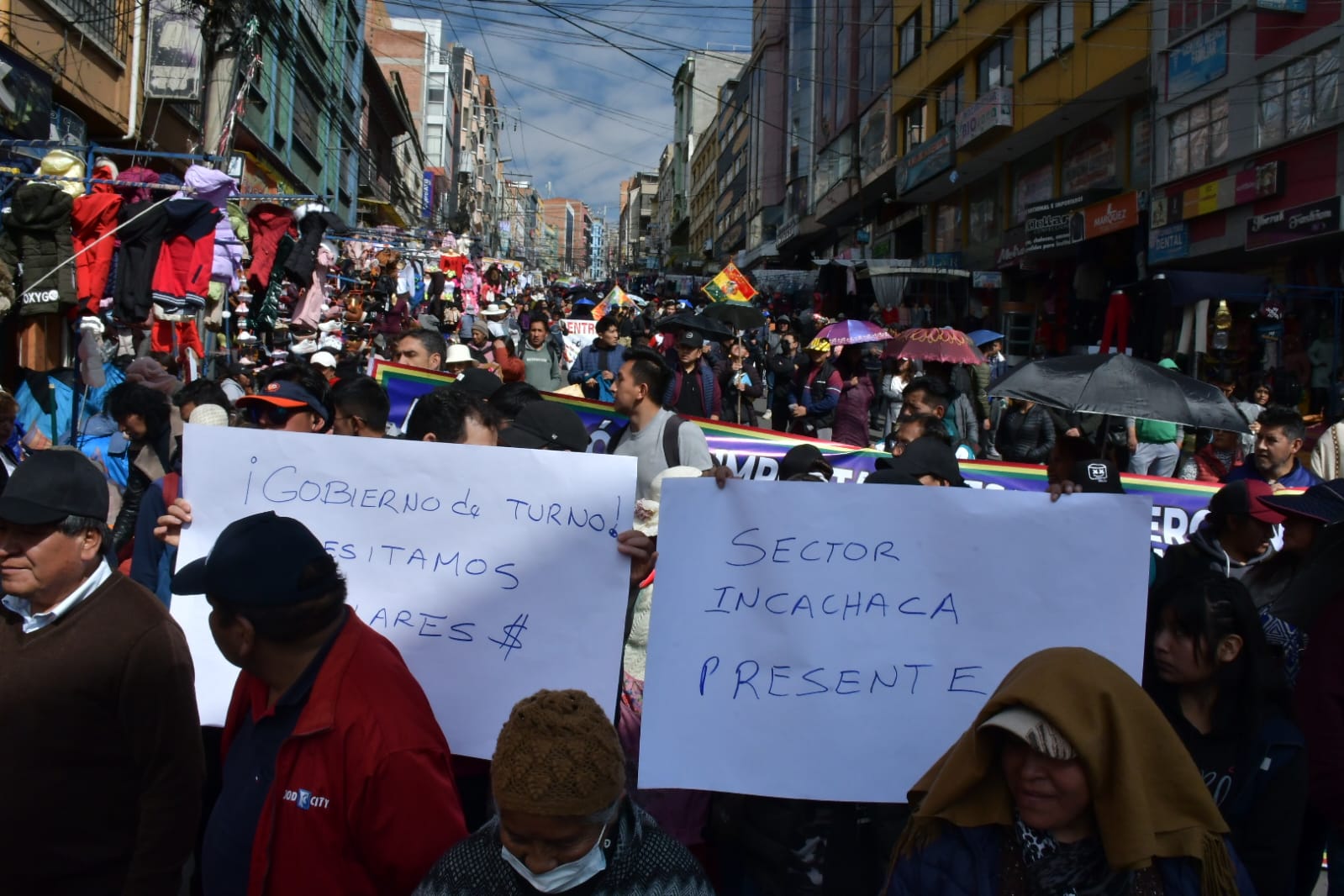 Gremiales marchan por el centro paceño por la falta de dólares y en contra de un DS y un proyecto de ley