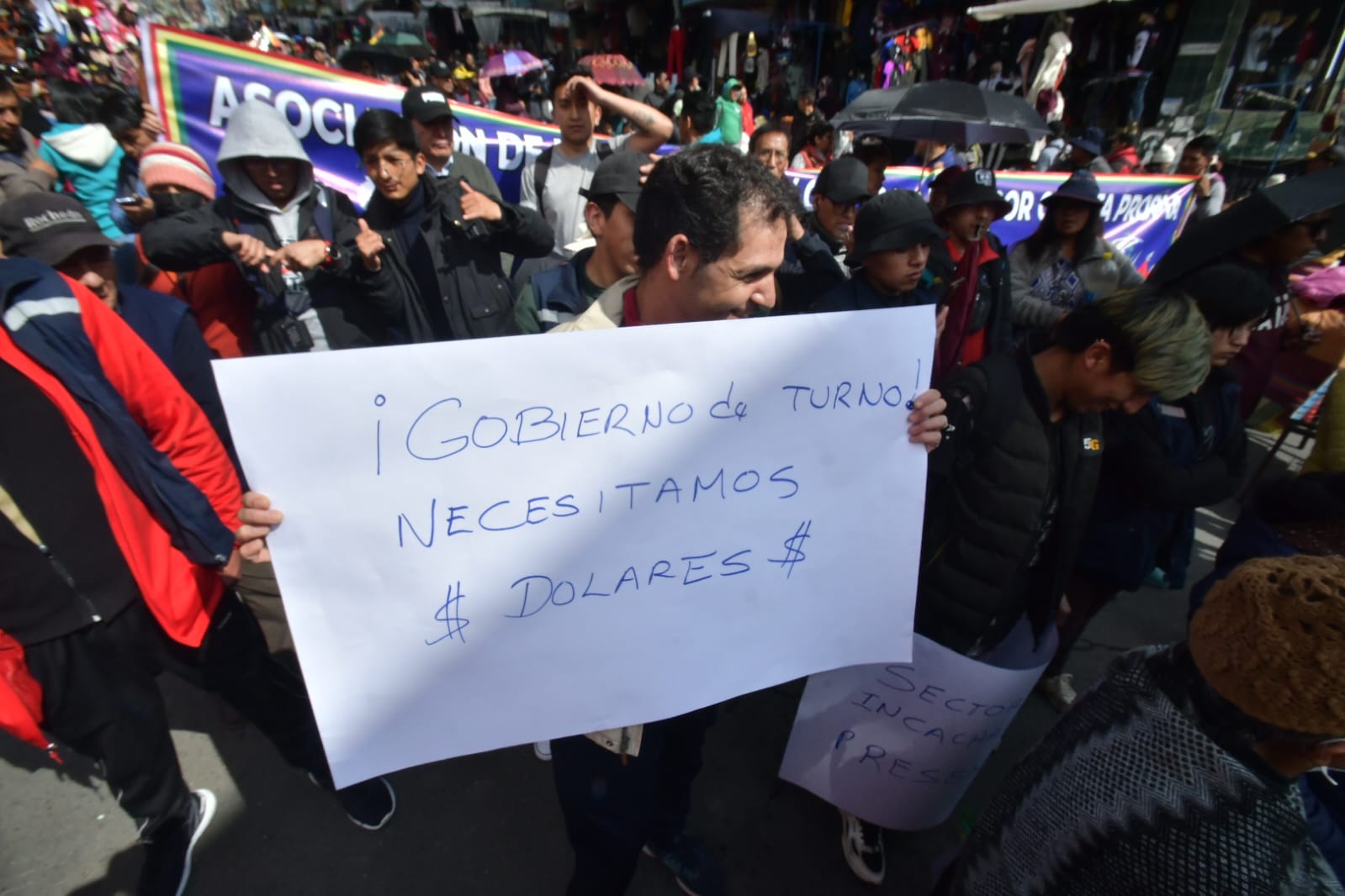 Gremiales marchan por el centro paceño por la falta de dólares y en contra de un DS y un proyecto de ley