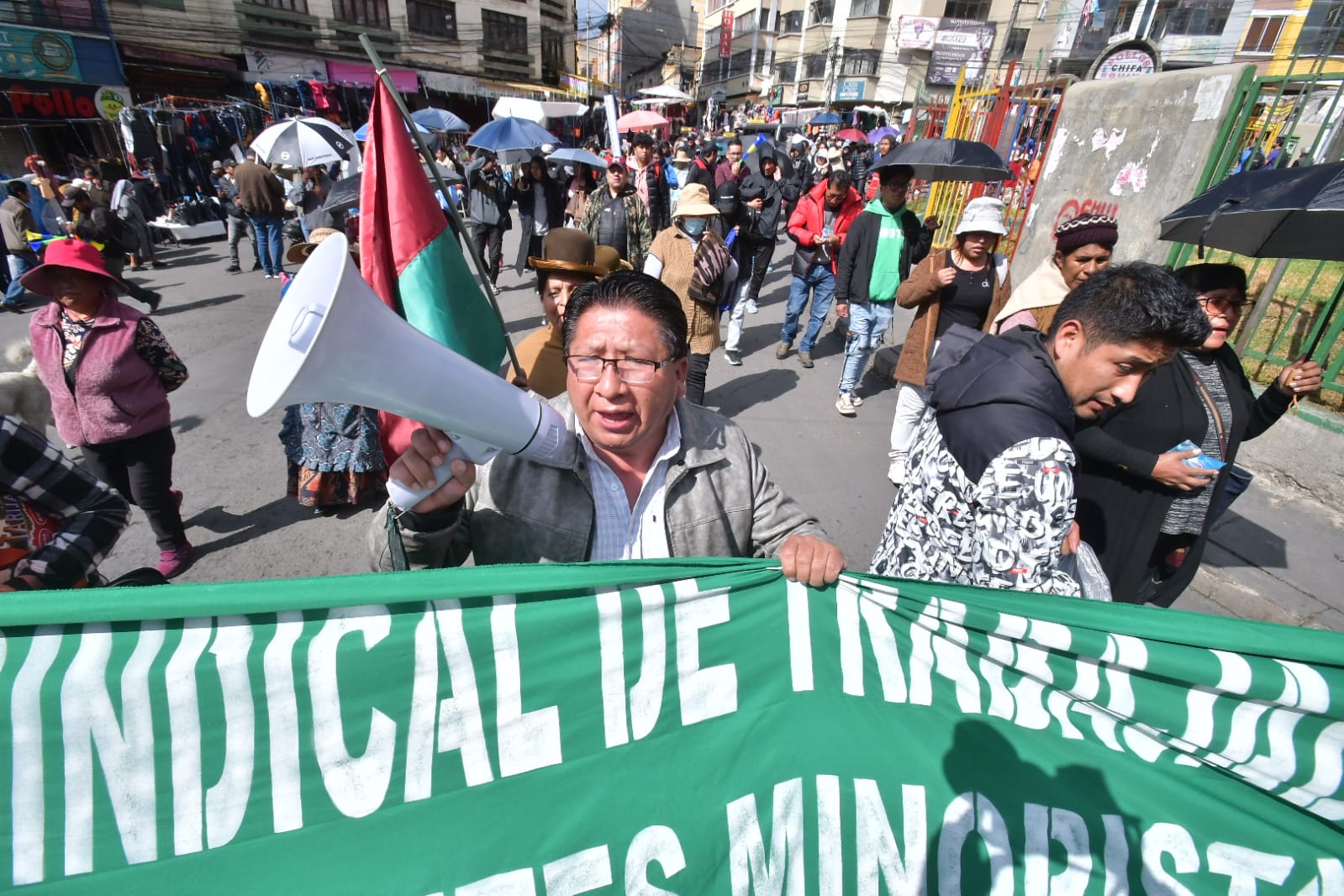 Gremiales marchan por el centro paceño por la falta de dólares y en contra de un DS y un proyecto de ley