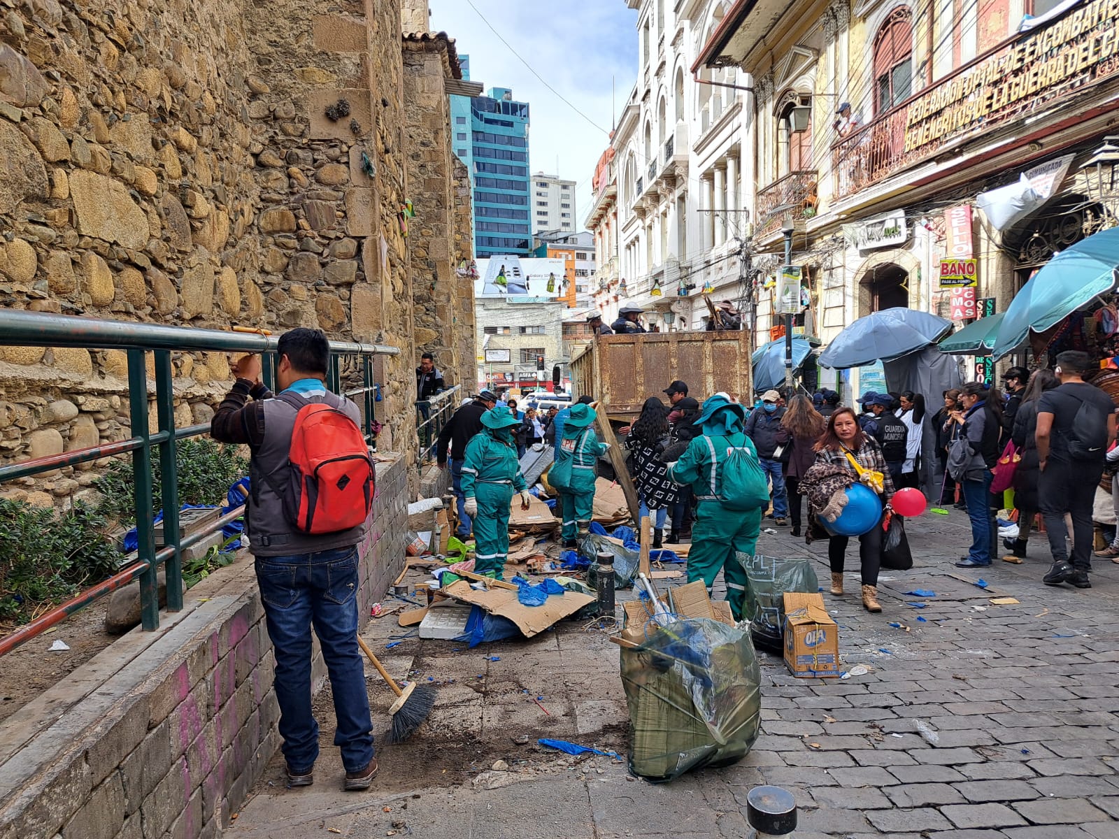 Alcaldía levanta carpas que ocupaban una acera de la calle Sagárnaga desde hace más de dos años