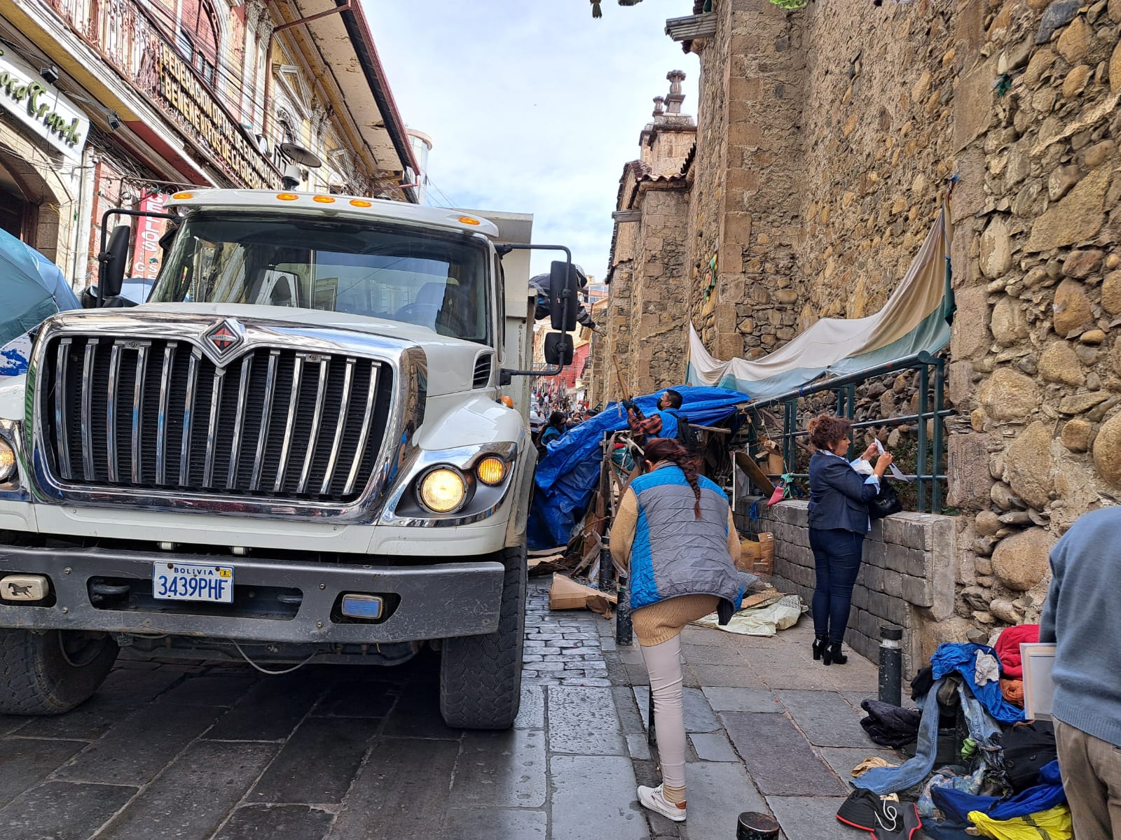 Alcaldía levanta carpas que ocupaban una acera de la calle Sagárnaga desde hace más de dos años