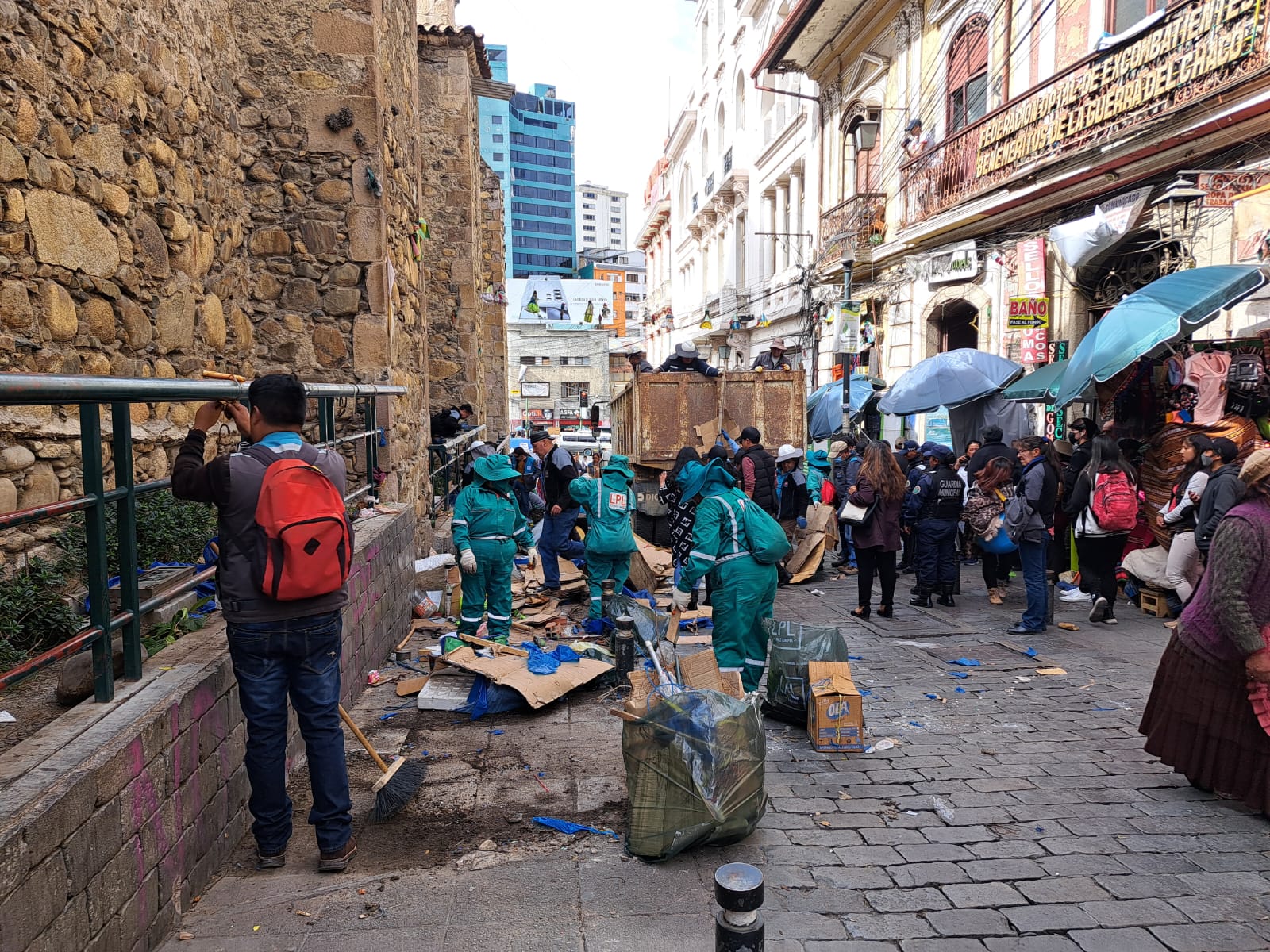 Alcaldía levanta carpas que ocupaban una acera de la calle Sagárnaga desde hace más de dos años