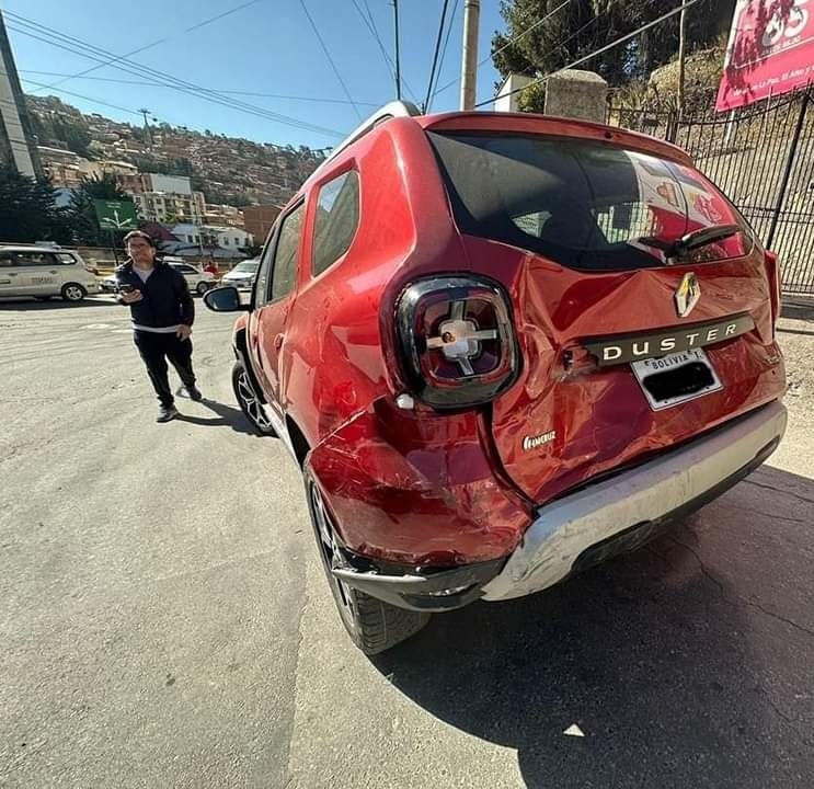 Choque múltiple entre 5 vehículos deja 17 heridos en la zona Sur de La Paz