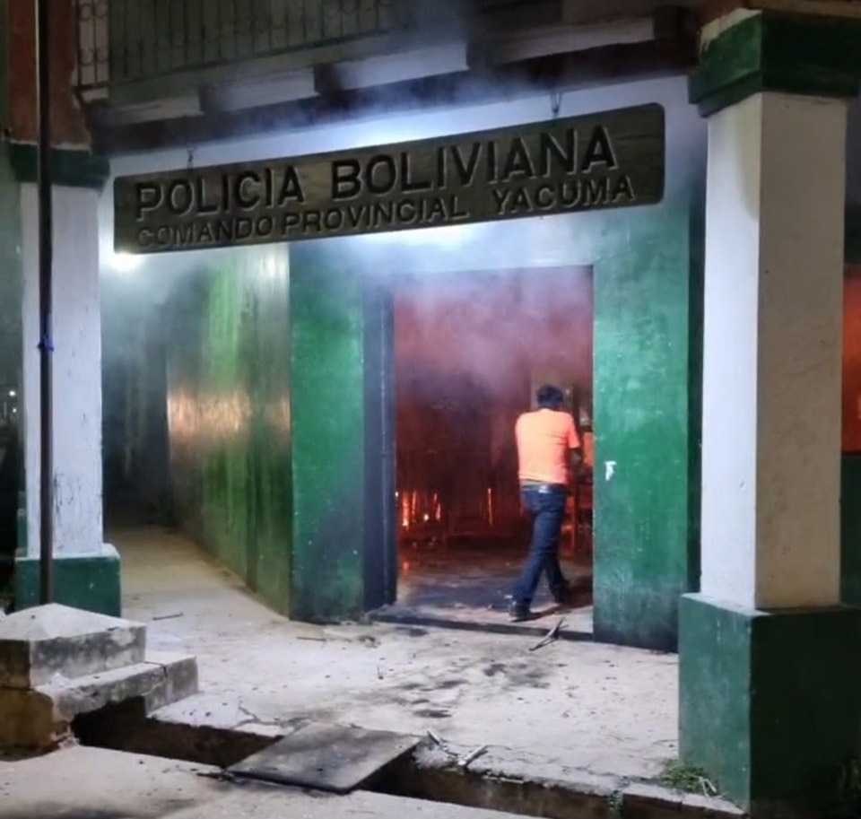 Pobladores queman edificio policial en población beniana de Santa Ana de Yucuma