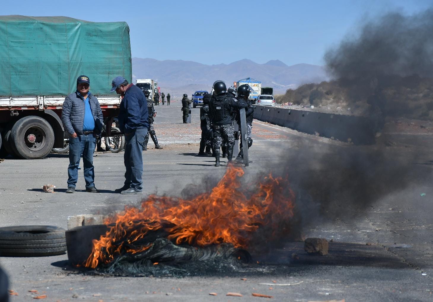 Reportan bloqueos en 7 departamentos  y Gobierno amenaza con denunciar en  Fiscalía a transportistas por daños en carreteras