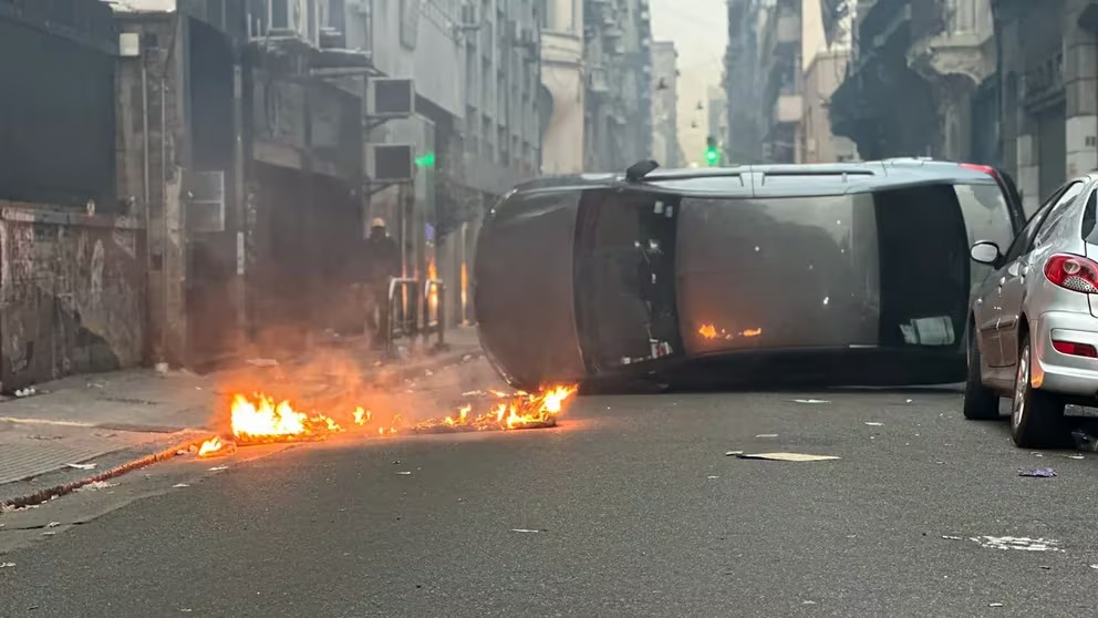 Violencia frente al Congreso en Argentina: bombas molotov, dos autos incendiados, enfrentamientos y 27 detenidos